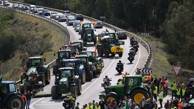 Tractores y agricultores durante la protesta este jueves