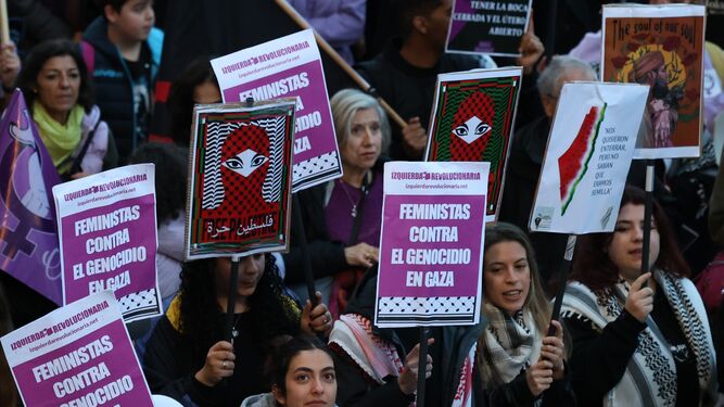 Participantes en la manifestación de este viernes, en Málaga, se solidarizan con las mujeres de Gaza.