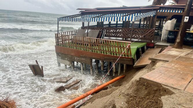 La playa de Mijas afectada por el temporal
