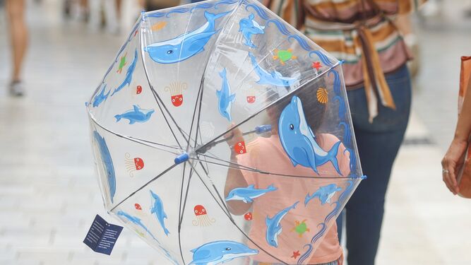 Una menor pasea con su paraguas en Málaga