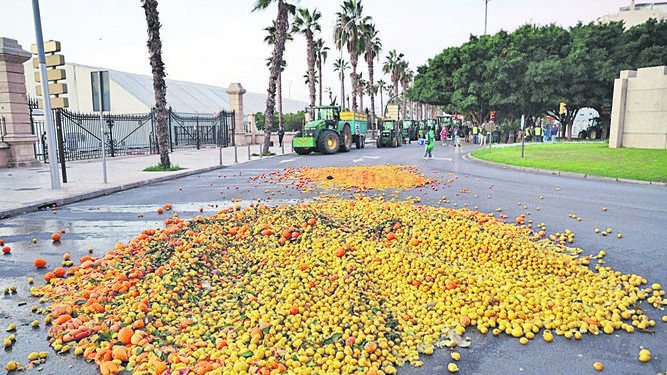 Cítricos tirados ante la entrada del puerto, en la pasada protesta de los agricultores.