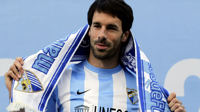 Van Nistelrooy, con la camiseta y la bufanda del Málaga.