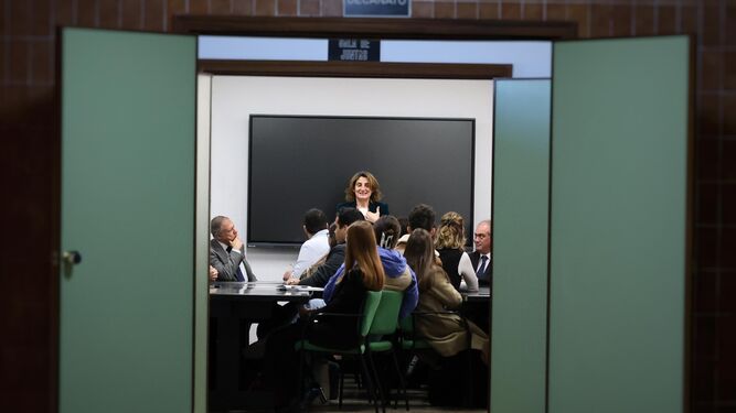 La ministra para la Transición Ecológica, Teresa Ribera, en un encuentro con estudiantes este lunes en Málaga.