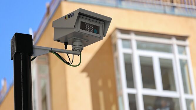 Una de las cámaras de vigilancia de la Zona de Bajas Emisiones de Málaga