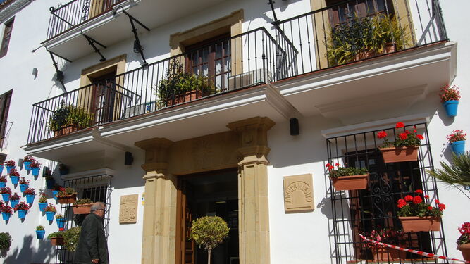 La fachada principal del Ayuntamiento de Marbella.