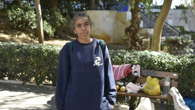 Eva, una vecina de Málaga, malvive en una tienda de campaña en un parque del barrio de Santa Inés.