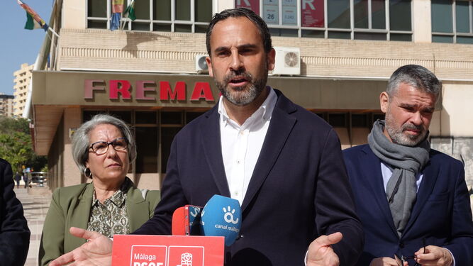 Dani Pérez, secretario general del PSOE, frente a la sede del PP.
