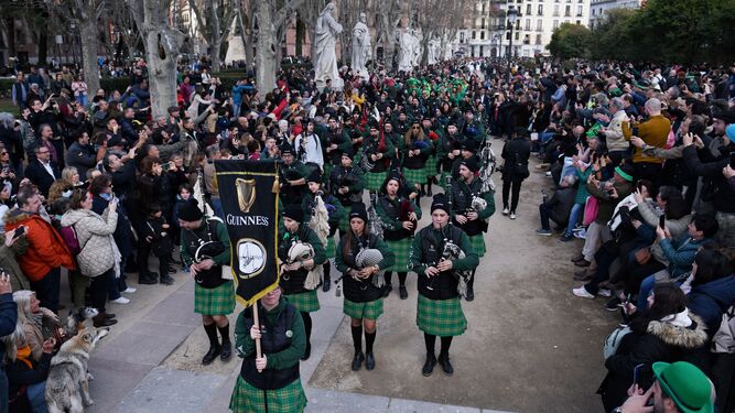Gaiteros con falda escocesa de tartán participan en el desfile en honor a San  Patricio, en Madrid.