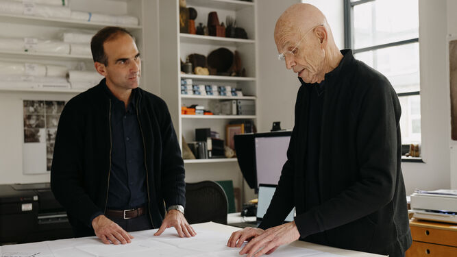 Miguel López-Remiro y Joyel Meyerowitz, en el estudio del artista en Londres.