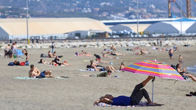 El calor anima el ambiente en las playas de Málaga, este viernes.
