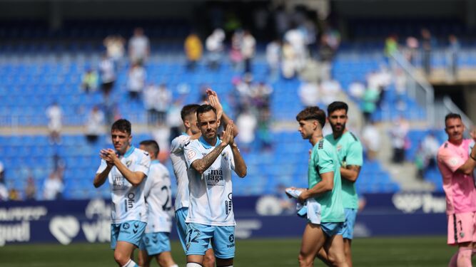 Los jugadores saludan a la afición tras el Málaga-Intercity