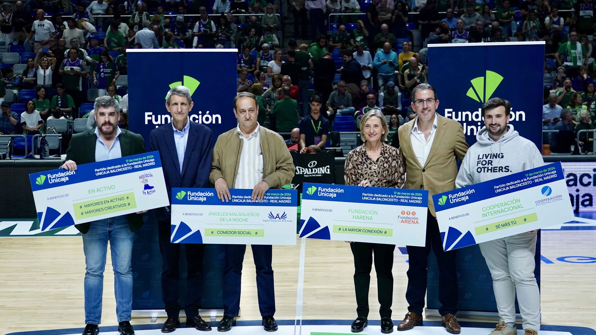 Fundaci&oacute;n Unicaja entrega cheques solidarios a cuatro asociaciones en el partido entre el Unicaja y el Real Madrid