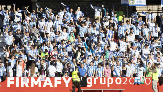 La afición del Málaga CF celebra en Granada.