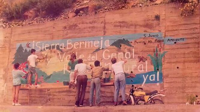 Socios de Grunsber pintan un mural solicitando su protección como Parque Natural en 1990