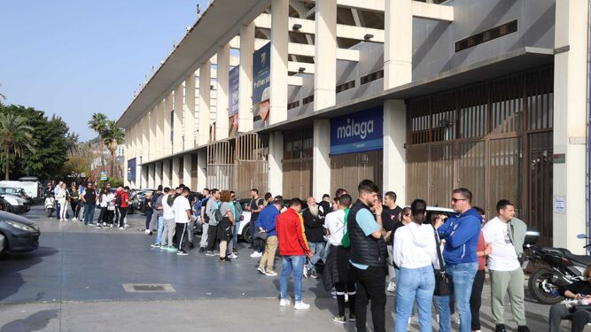 Colas en La Rosaleda para las entradas del Algeciras - Málaga CF