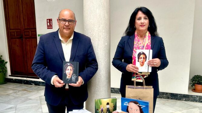 El alcalde del municipio, Jesús Lupiáñez, y Alicia Ramírez, concejala de Cultura, mostrando algunos de los productos de merchandising de María Zambrano