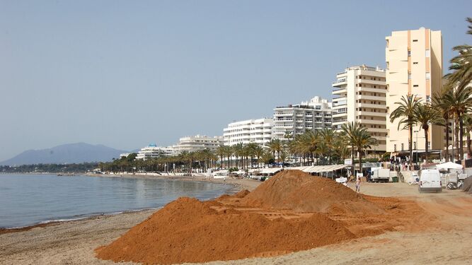 Los trabajos de aporte de arena que se están realizando en la playa de La Fontanilla.