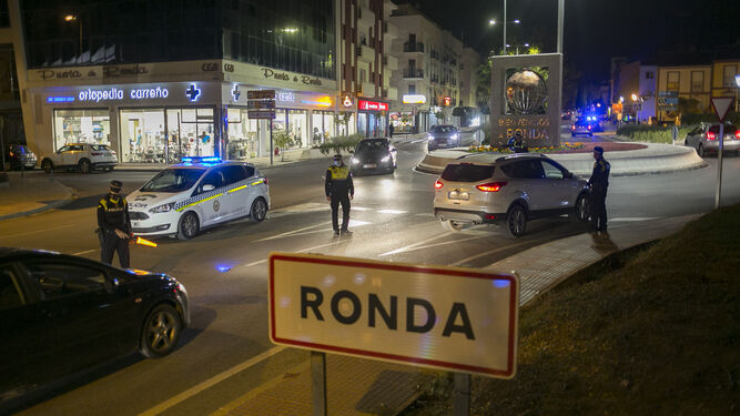Agentes de la Policía  Local  de Ronda  realizan un control en la entrada de la ciudad.