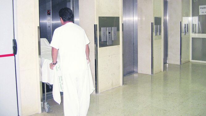 Personal sanitario traslada un enfermo en camilla en un centro hospitalario, en una imagen de archivo.