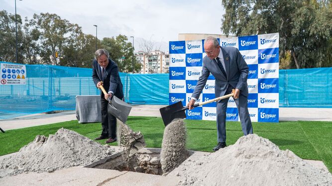 Ricardo Pumar, presidente de Insur, y Francisco de la Torre, alcalde de Málaga, colocan la primera piedra.