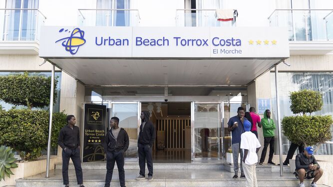 Inmigrantes de origen subsahariano esperan a las puertas del hotel Urban Beach.