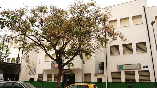 La fachada del colegio Antonio Machado de Marbella.