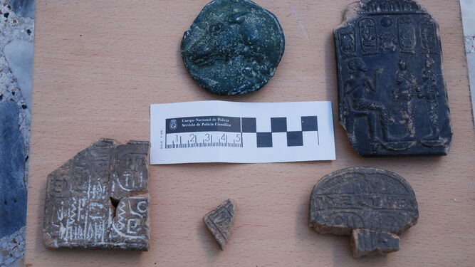 Imagen de archivo de varios restos arqueológicos recuperados por las autoridades.