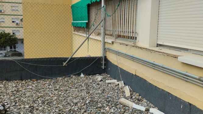 Técnicos detectan más cascotes caídos en el colegio de Málaga vallado por este motivo
