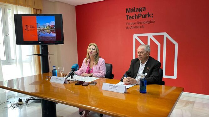 Carolina España, consejera de Economía, junto a Felipe Romera, director general del Málaga Tech Park.