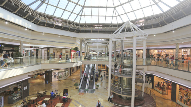 Interior del centro comercial La Rosaleda de Málaga