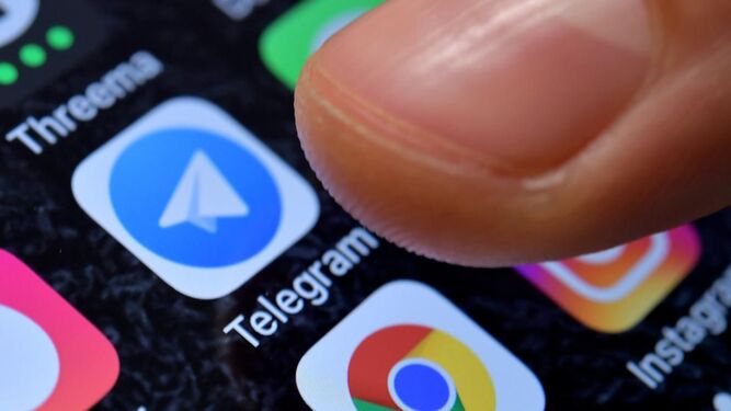 Un usuario pulsa el icono de Telegram en su móvil