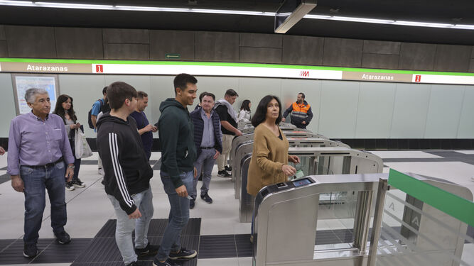 Usuarios pasando los tornos en el Metro de Atarazanas.