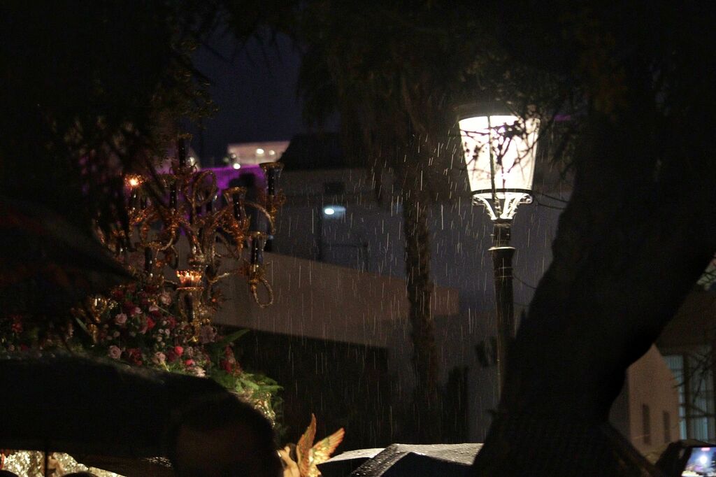 El Huerto, entrando a su casa hermandad tras una vuelta a toda prisa por la lluvia.