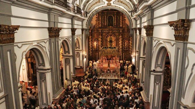 La iglesia de San Juan, repleta, de hombres de trono y devotos de María Santísima de Lágrimas y Favores.