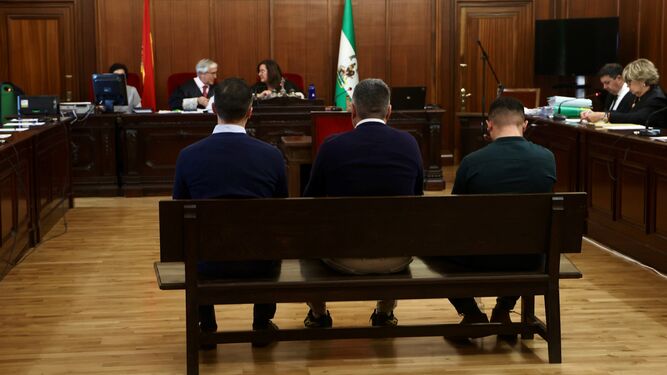 Raúl P.M. (a la izquierda) y su abogada, Ana Hidalgo (a la derecha), durante el juicio celebrado en la Audiencia de Sevilla.