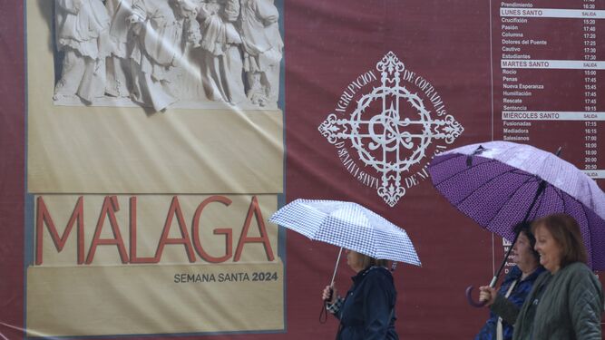 Varias personas con paraguas este Lunes Santo en Málaga.