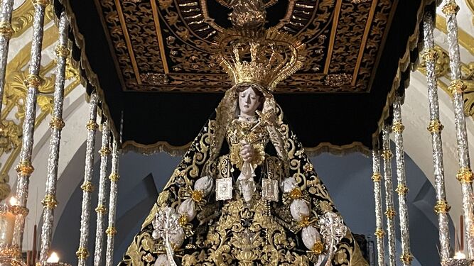 La Virgen de los Dolores del Puente en su trono