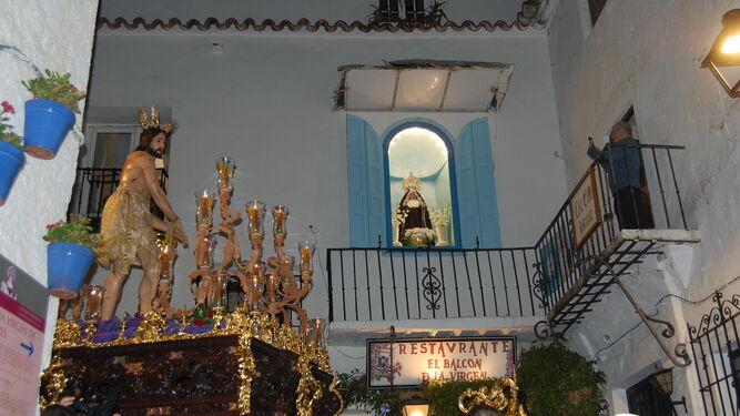La bajada del Cristo por la calle Virgen de los Dolores.