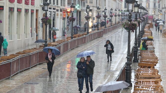 Llueve en calle Larios en esta Semana Santa 2024 en Málaga