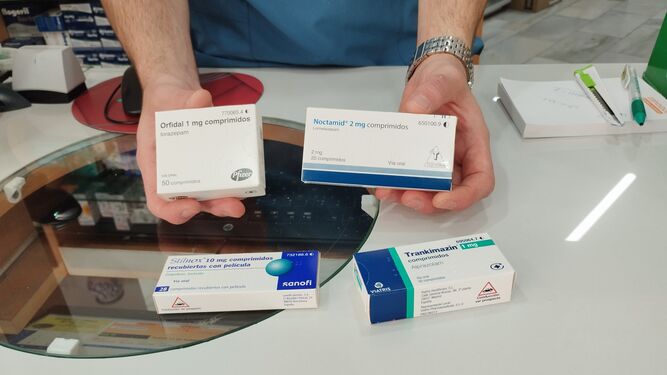 Un farmacéutico enseña cajas de distintos tipos de benzodiacepinas.