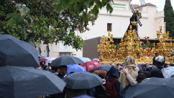 El Rico avanza por Alcazabilla, entre los paraguas del público.