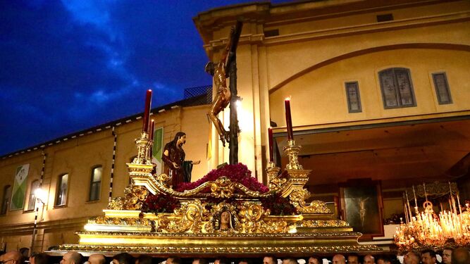 El Cristo de Mena comienza su salida procesional el Jueves Santo en Málaga.