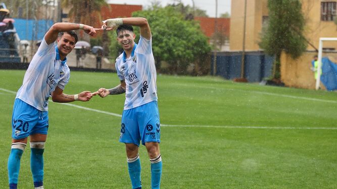Adri y Cordero, celebrando un gol al Málaga City