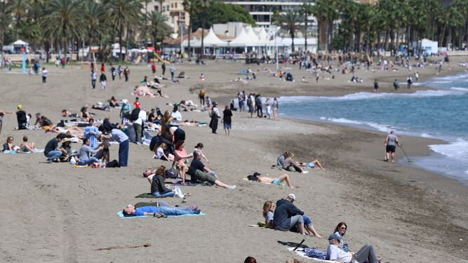 La playa de la Malagueta con gente tomando el sol