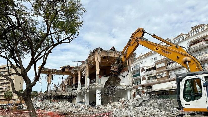 La demolición del edificio de Mercacentro.