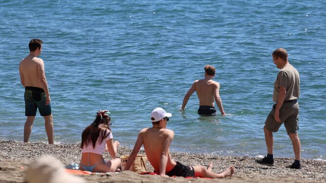 Turistas bañándose en la playa en Málaga.