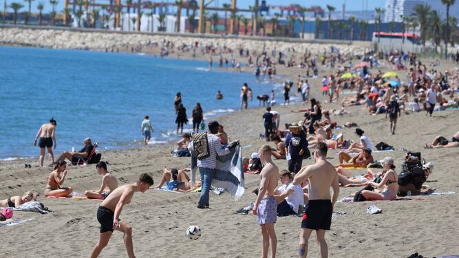 Playas llenas en Málaga, con las temperaturas subiendo.