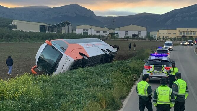 El autobús volcado en Villanueva del Trabuco, este miércoles.