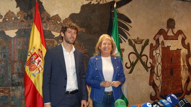 La alcaldesa, Ángeles Muñoz, y el presidente del Marbella F. C., Esteban Granero.