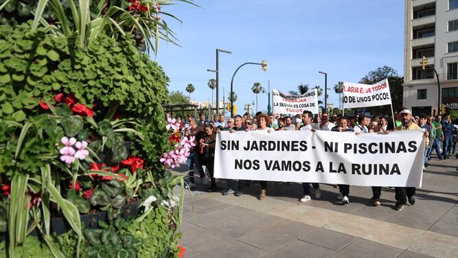 Manifestación de empresas de jardinería, socorrismo y pisos turísticos de Málaga.